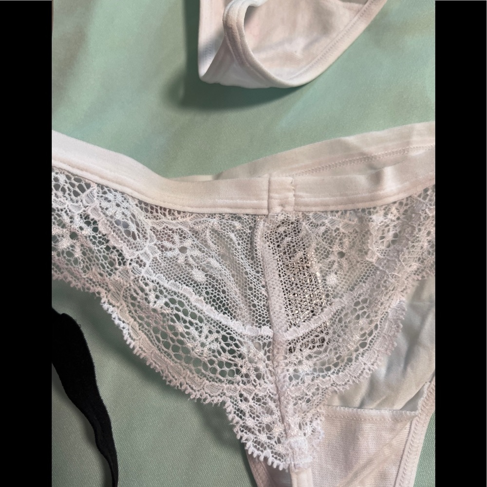 V string panties - Picture 3 of 5